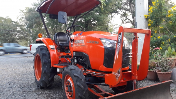 ขายรถไถคูโบต้าL3008 รถปี57 ใบมีดผาลหลังพร้อมใช้งานครับ