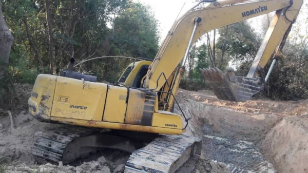 ขาย 695000 KOMATSU PC200-6  เครื่องคามินท์ ดี ปั้มแรง โช่หนา เอวแน่ ไฟฟ้าครบ ขาดมอเตอร์คันเร่ง เอกสารอินวอทย์ รถอยู่ จ.อุบลราชธานี 090-772-3710 090-772-3708