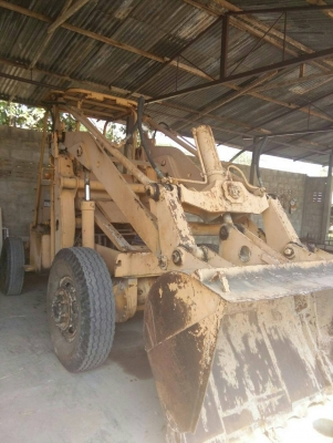 ขายด่วน เครื่อวมือจักรกลหนัก  รถตักลัอยางKomatsu  sd23-2  /4&quot;ล้อราคา  150,000