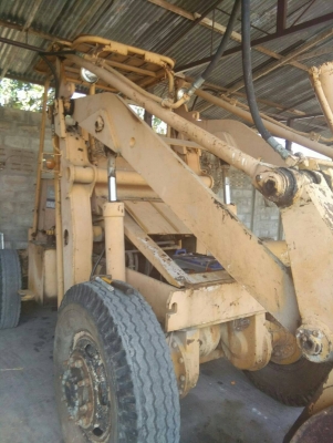 ขายด่วน เครื่อวมือจักรกลหนัก  รถตักลัอยางKomatsu  sd23-2  /4&quot;ล้อราคา  150,000