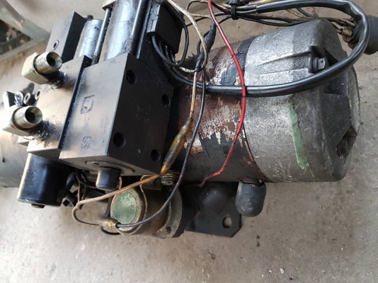 ขายปั๊มไฮดรอลิค 24v 2ทาง ตัวใหญ่ๆคับ ขายปั๊มไฮดรอลิค 24v 2ทาง ตัวใหญ่ๆคับ