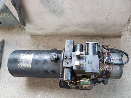 ขายปั๊มไฮดรอลิค 24v 2ทาง ตัวใหญ่ๆคับ