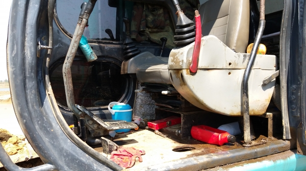 ขาย 590,000 KOBELCO sk 200-5 ไฟฟ้าครบ เครื่องดี ปั้มแรง เอวแน่น ช่วงล่างเต็ม รถพร้อมใช้(ทำงานอยู่) รถอยู่กาญจนบุรี 090-772-3710 090-772-3708