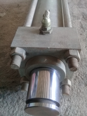 กระบอกไฮโดรลิคสภาพดี  แกนเพลา 90มม