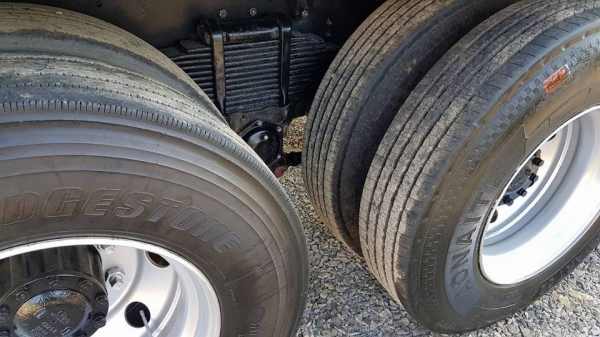 ขายสิบล้อดัมพ์ Hino เครื่อง 320 แรง ปี 49 กระบะดัมพ์สามมิตร มีระบบลากพ่วง ทะเบียนพร้อม