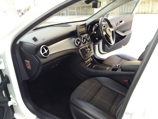 2016 benz gla 200 สีขาว รถศูนย์ สวยจัด 2016 benz gla 200 สีขาว รถศูนย์ สวยจัด