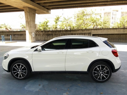 2016 benz gla 200 สีขาว รถศูนย์ สวยจัด 2016 benz gla 200 สีขาว รถศูนย์ สวยจัด