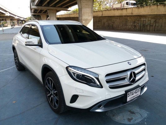 2016 benz gla 200 สีขาว รถศูนย์ สวยจัด