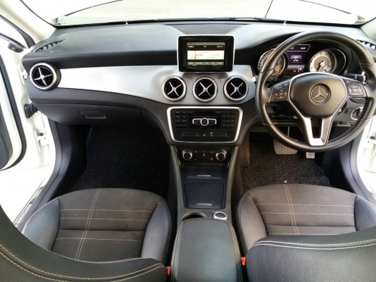 2016 benz gla 200 สีขาว รถศูนย์ สวยจัด
