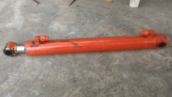 กระบอกใฮโนลิกคูโบต้ารุ่นSD181สภาพใช้งานใด้ปกติคับ