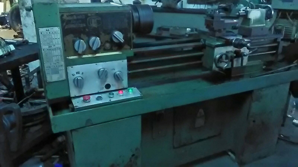 ขายกลึง5ฟุต2เพลาไฟ380เปิดหัวหมุนซ้ายขวาแบบกดปุ๋มครับสะดวกในการใช้งาน