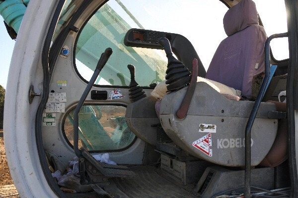 ขายค่ะ  KOBELCO SK200-2  เก่าญี่ปุ่นแท้   สภาพสวย  เครื่องปั๊มดี   ลองระบบกันได้ทุกวัน โทร 089-7462641 สุวรรณี