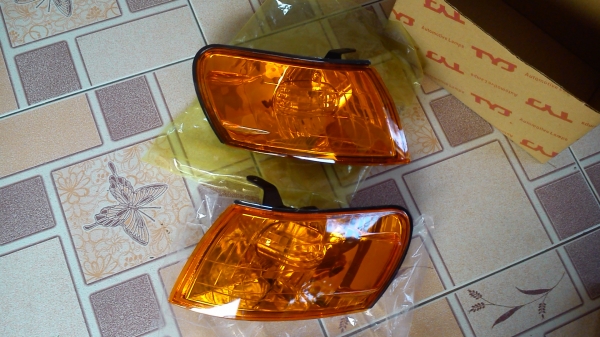 ไฟมุมสีส้ม ไฟเลียว TOYOTA COROLLA AE100 AE101