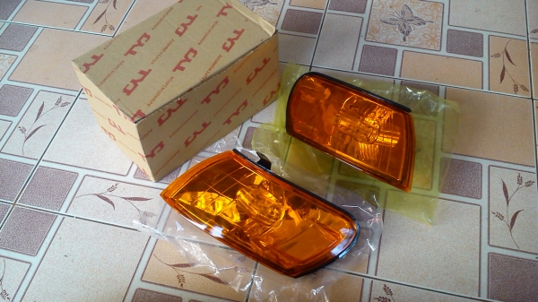 ไฟมุมสีส้ม ไฟเลียว TOYOTA COROLLA AE100 AE101