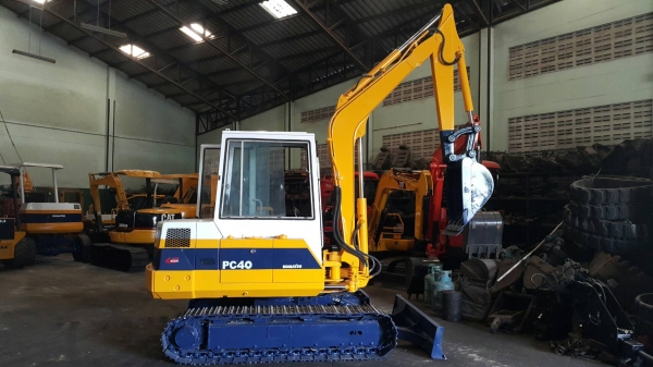 ขาย รถขุด KOMATSU รุ่น PC40-6- มือสองญี่ปุ่น แทรกเหล็กสวย พร้อมหัวเก๋ง สลักบูท เอวแน่น สวย พร้อมใช้งาน อะไหล่หาง่าย มือถือ/LINE ID : 0818753444