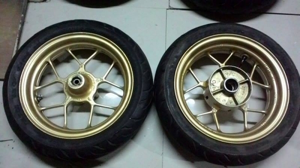ล้อแม็กแท้ ติดรถ MSX ตัวใหม่ กับ ตัวเก่า ตามในรูปครับ ล้อแม็กแท้ ติดรถ MSX ตัวใหม่ กับ ตัวเก่า ตามในรูปครับ