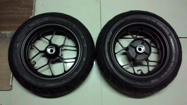 ล้อแม็กแท้ ติดรถ MSX ตัวใหม่ กับ ตัวเก่า ตามในรูปครับ ล้อแม็กแท้ ติดรถ MSX ตัวใหม่ กับ ตัวเก่า ตามในรูปครับ