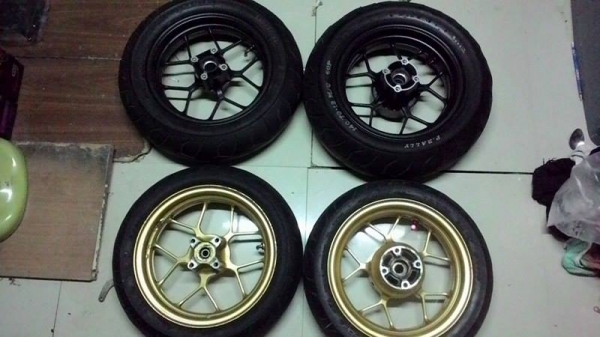 ล้อแม็กแท้ ติดรถ MSX ตัวใหม่ กับ ตัวเก่า ตามในรูปครับ ล้อแม็กแท้ ติดรถ MSX ตัวใหม่ กับ ตัวเก่า ตามในรูปครับ