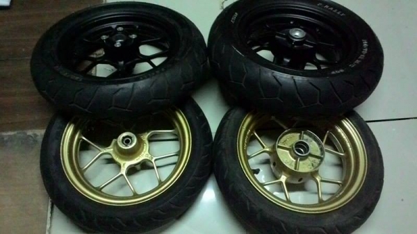 ล้อแม็กแท้ ติดรถ MSX ตัวใหม่ กับ ตัวเก่า ตามในรูปครับ ล้อแม็กแท้ ติดรถ MSX ตัวใหม่ กับ ตัวเก่า ตามในรูปครับ
