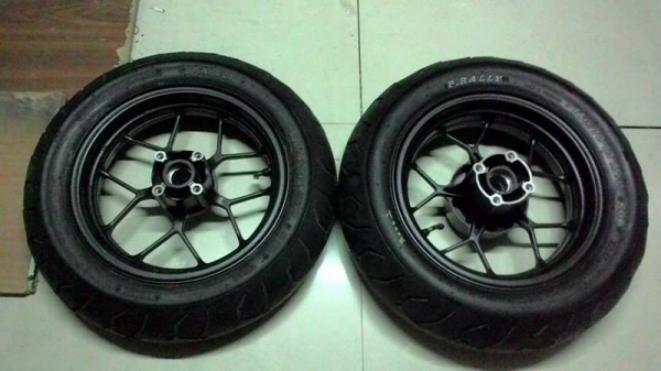 ล้อแม็กแท้ ติดรถ MSX ตัวใหม่ กับ ตัวเก่า ตามในรูปครับ ล้อแม็กแท้ ติดรถ MSX ตัวใหม่ กับ ตัวเก่า ตามในรูปครับ