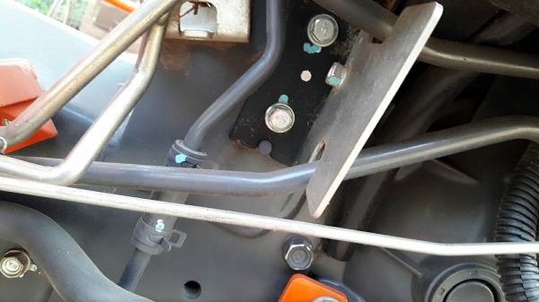 KUBOTA   B2440  พร้อมชุดโครงกันอ้อย SG247     และผานบุกเบิก