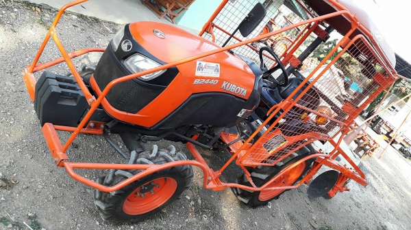KUBOTA   B2440  พร้อมชุดโครงกันอ้อย SG247     และผานบุกเบิก