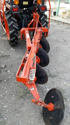 KUBOTA   B2440  พร้อมชุดโครงกันอ้อย SG247     และผานบุกเบิก