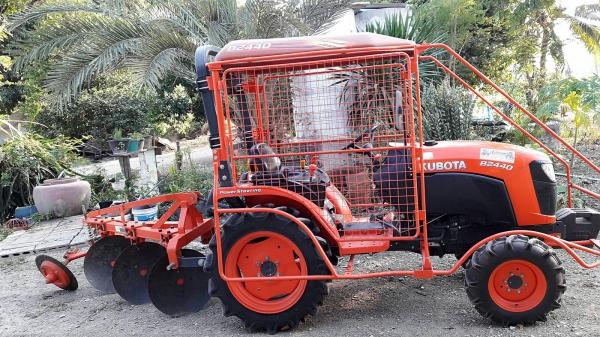 KUBOTA   B2440  พร้อมชุดโครงกันอ้อย SG247     และผานบุกเบิก