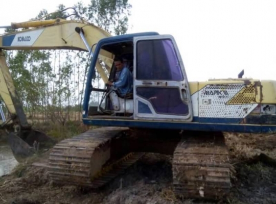 KOBELCO SK200 MARK 3 ราคา 695,000 บาท เครื่องดี. ปั้มแรง  ไฟฟ้าตัด โช่ใหม่ 2 ข้าง เอวแน่น เอกสารเล่มทะเบียน