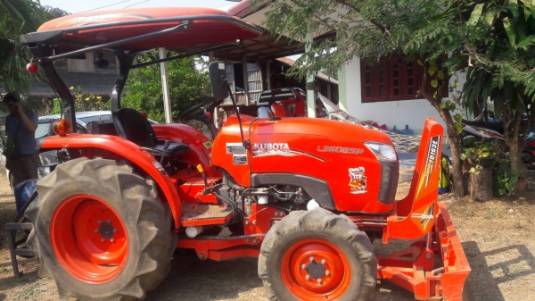 รถไถ 36 แรงปี  58 อุปกร 3 อย่าง   ซ. ม  500   นิด ฯฯ มือเดียวป้ายแดง  ราคาเบาฯฯ 365000    บาท  วันทูคอล 098 668-3479 dtac 094 283-9369 สิทธิ์ คับ