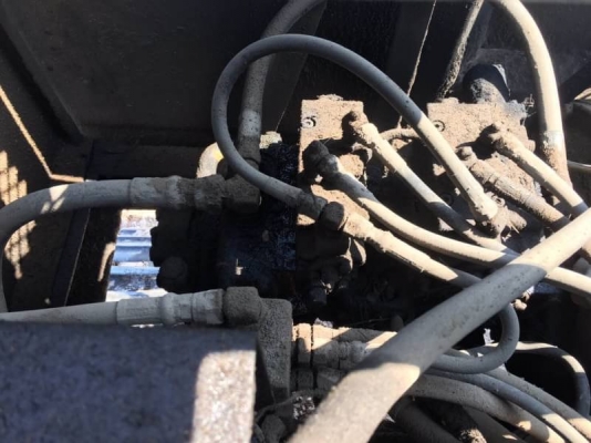 ขายเหมา 2 คัน ราคา 495,000 บาท  KOMATSU PC120-5 และ เทเลอร ISUZU หัวยาว 1 เพลา ไม่มีเล่มทะเบียน