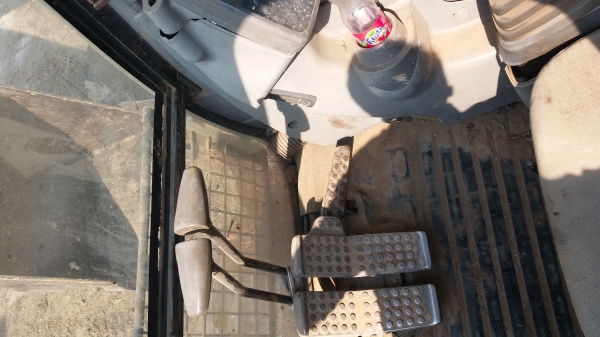 ขาย 975,000 HITACHI ZX 200-1 เครื่องดี ปั้มแรง ไฟฟ้าอุปกรครบแต่ต้องเช็ค ช่วงล่างเต็ม เอกสารชุดจดทะเบียน รถอยู่ สระแก้ว 090-772-3710 090-772-3708