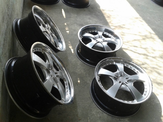 ขอบ18นิ้ว5รู100/114 หน้าตื้นหลังลึก ชุดนี้ ราคา 7990 บาท