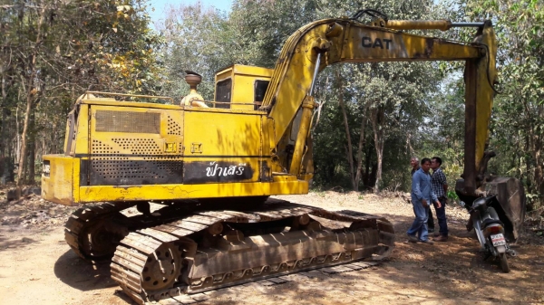 ขาย CAT 215C เทียบเท่าขนาด200  เครื่อง ปั้ม ทำงานดี ช่วงล่าง แอวแน่น บูช โช่ สภาพดี ใบหัก5ใบแต่มีใบที่ซื้ออไว้เลยให้ไปด้วย รถอยู่จ.เลย ราคา 230,000บ. สนใจ 0835601591 หรือ 0903494058