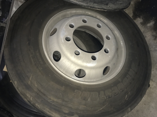 ขายยางขอบ22.5ยางบิสโตนปลายปี16