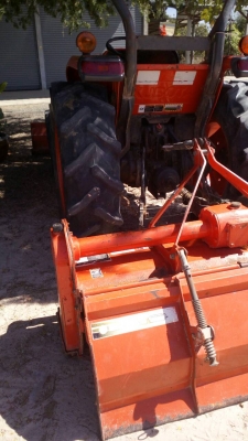 รถไถ 47 แรงอุปกร  3  อย่าง โลตารี ยีห้อตราช้าง   รถปี 55    ช.ม 1000 นิดฯฯ  พร้อมลุยงาน ราคาเบา ฯ   385000 บาท ทะเบียนพร้อม   วันทูคอล 098 668-3479 dtac 094 283-9369  สิทธิ์ คับ