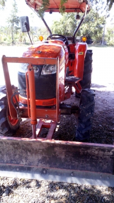 รถไถ 47 แรงอุปกร  3  อย่าง โลตารี ยีห้อตราช้าง   รถปี 55    ช.ม 1000 นิดฯฯ  พร้อมลุยงาน ราคาเบา ฯ   385000 บาท ทะเบียนพร้อม   วันทูคอล 098 668-3479 dtac 094 283-9369  สิทธิ์ คับ