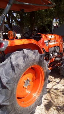 รถไถ 47 แรงอุปกร  3  อย่าง โลตารี ยีห้อตราช้าง   รถปี 55    ช.ม 1000 นิดฯฯ  พร้อมลุยงาน ราคาเบา ฯ   385000 บาท ทะเบียนพร้อม   วันทูคอล 098 668-3479 dtac 094 283-9369  สิทธิ์ คับ