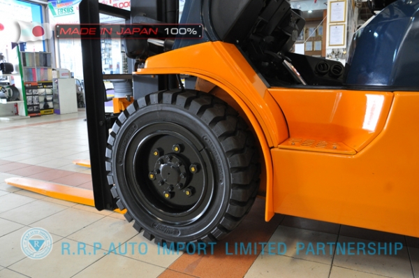 ขายรถโฟล์คลิฟท์มือสอง TOYOTA รุ่น7FGJ30-13018 นำเข้าจากประเทศญี่ปุ่น 100\% ไม่เคยใช้งานในไทย