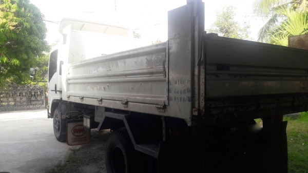 รถอีซุซุ 6 ล้อดั้ม NPR 150 แรงม้า ปี 57. , ( รถวิ่ง 3x,xxx กม. ) สนใจติดต่อ 081 - 6079515