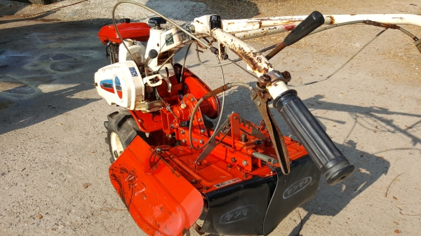 รถพรวนดินสาดออกข้าง 4.5 แรง พร้อมใช้งาน ใบตีดินสวยๆๆ ปรับสภาพเปลี่ยนถ่ายของเหลวให้หมดพ่นทับตัวหยุดสนิมเหล็ก ราคา 17500 บาท สอบถามได้ รหัสสินค้า D1 - 9