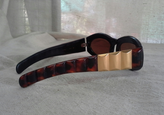 แว่นตาวิหคจันทรา โมเดล 'เคิร์ท โคเบน' ยุค '90s ราคานักศึกษา! Authentic LAGERFELD hand แว่นตาวิหคจันทรา โมเดล 'เคิร์ท โคเบน' ยุค '90s ราคานักศึกษา! Authentic LAGERFELD hand