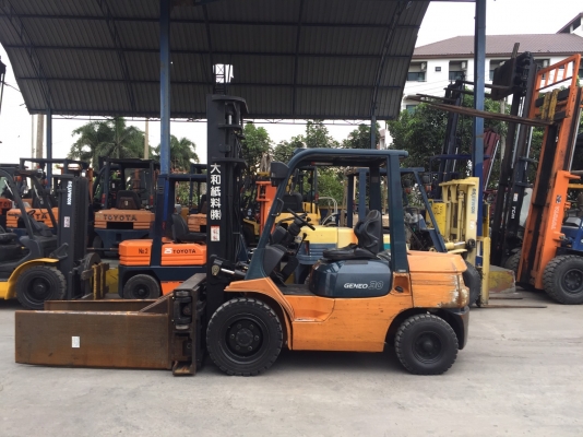 TOYOTA 7FD30 เครื่องดีเซล เกียร์ธรรมดา เสาสูง4เมตร งาหนีบ สนใจติดต่อ083-062-0223(ปอน)