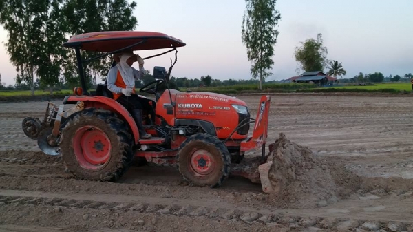 ขาย36แรงสภาพนางฟ้าสวยไฮโดลิคขึ้นลงไวอุปกรณหน้าผานหก ยางหลังใหม่เอาไปใช้ไม่ผิดหวังครับไม่ไกลผมส่งให้ครับราคา245000 โทรเลย 0828472388