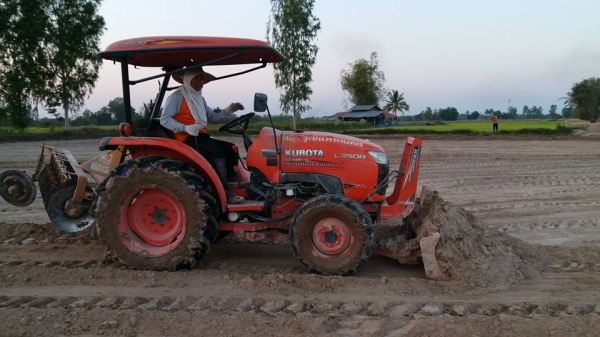 ขาย36แรงสภาพนางฟ้าสวยไฮโดลิคขึ้นลงไวอุปกรณหน้าผานหก ยางหลังใหม่เอาไปใช้ไม่ผิดหวังครับไม่ไกลผมส่งให้ครับราคา245000 โทรเลย 0828472388