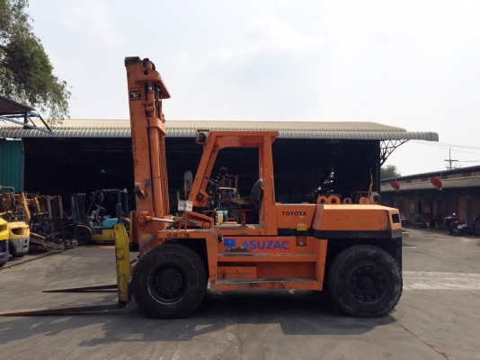 TOYOTA 2FD115 รถยกขนาด11.5ตัน เครื่องดีเซล เสาสูง4.5 สนใจติดตอ 083-062-0223(ปอน)