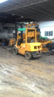 ขายโฟล์คลิฟท์ 3 ตัน ดีเซล ยกได้สูง 4 เมตร  เยว  พร้อมใช้  ติดต่อวัลลพ  081-7555888