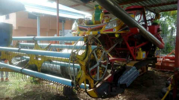 ขายรถเกี่ยวข้าว ไอ้หนุ่มไวไฟ ปี53 เครื่อง260แรง ตัวเดิน12 ปั้มอิตั้น23 ราคา950,000 สนใจโทร 090-8588220คุณนะ 093-3258446คุณบิว เว็บไซต์ส่วนตัว www.narong2truck.com www.truck.in.th/498 ID: narong498 ID: 0933258446 เพจ Facebook ณรงค์ ซื้อขายรถมือสอง กลุ่ม Fa