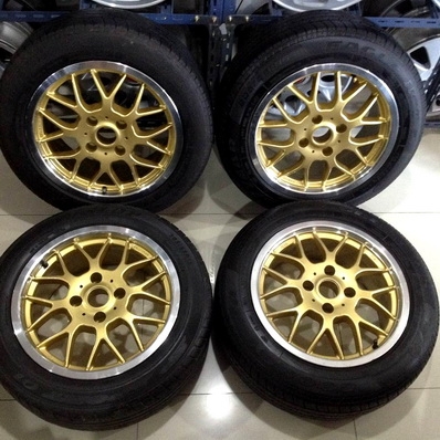 ทองขอบเงา กว้าง 7.5 ET40 มีเคลียร์ดุ้งมา 1 วง ใช้งานได้ตามปกติ 3เส้น กู๊ดเยียร์ 1 เส้น ขนาด 205 55 1