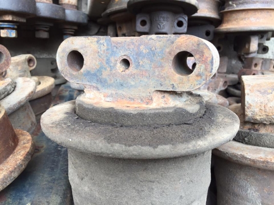 โรลเลอร์รถขุด CAT 225 เก่าญี่ปุ่น ราคา 2,200 บาท